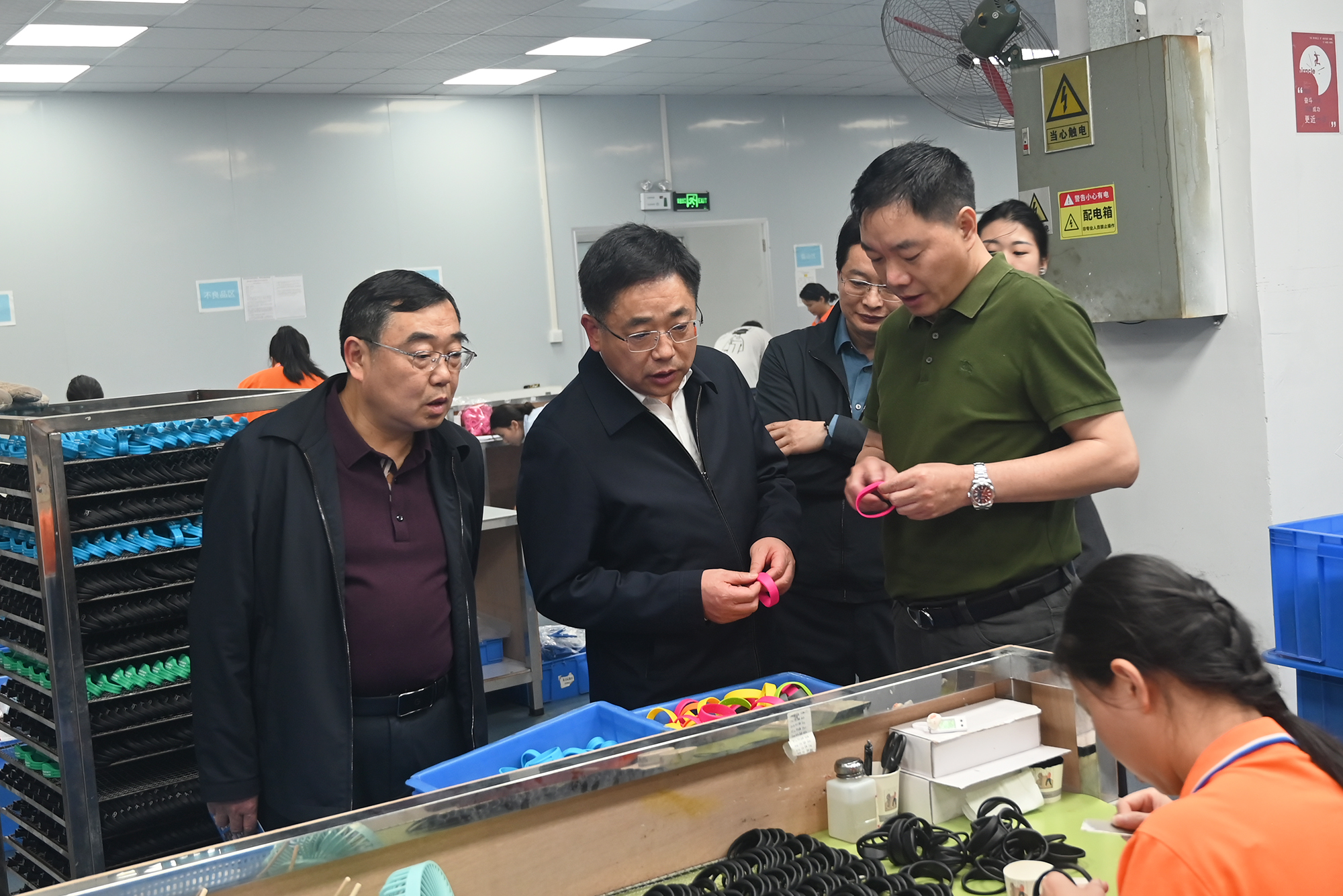 蘄春縣人大常委會(huì)黨組書記主任蔡壽益蒞臨卡立方集團(tuán)RFID電子標(biāo)簽工廠考察指導(dǎo)